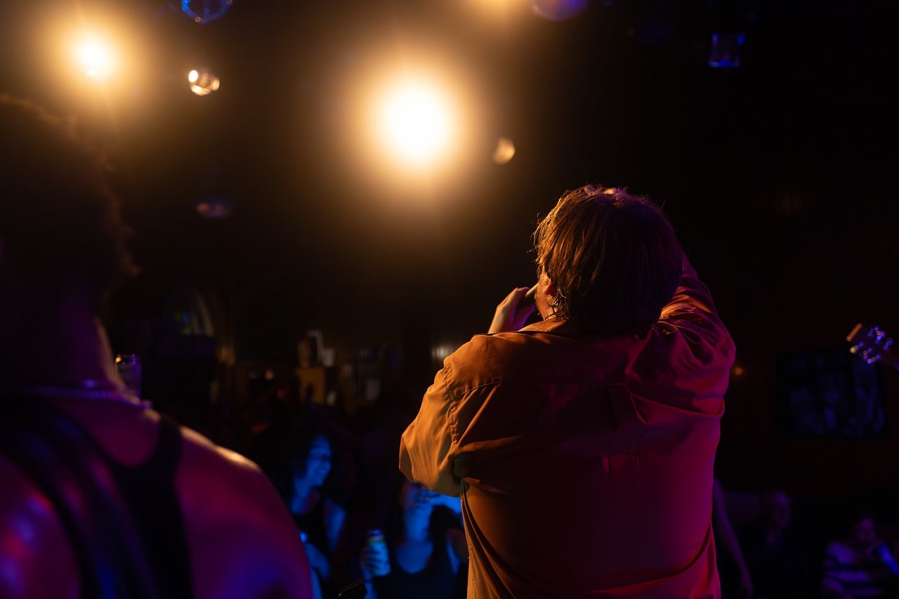 Concert, singer, audience — Exploring USA Casinos for UK Players